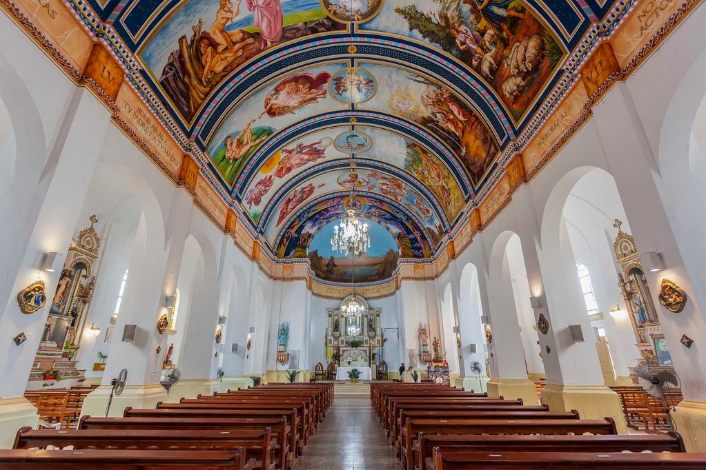 En San Miguel de Tucumán y sus alrededores, la fe cristiana se revela a cada paso, ofreciendo circuitos turísticos que recorren basílicas, iglesias y conventos.