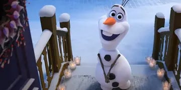 El divertido muñeco de nieve de ficción es la imagen de "At Home with Olaf", videos que ya están disponibles en las redes sociales.
