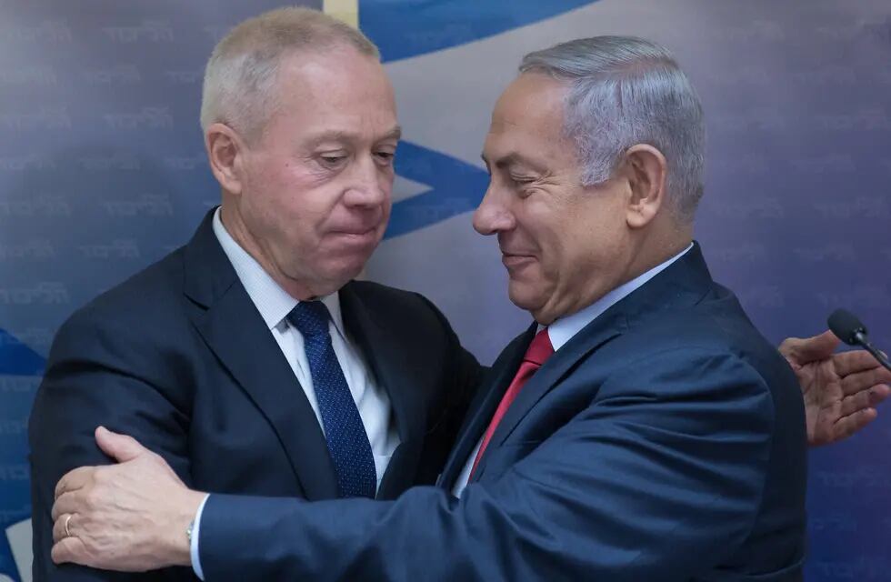 A la izquierda, Yoav Gallant, ahroa exministro de Defensa del gobierno de Israel; a la derecha, Benjamin Netanyahu, primer ministro, en una imagen de archivo.