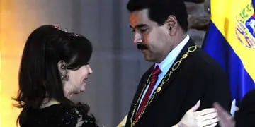   Cristina Kirchner le entregó la orden del General San Martín a Maduro el 8 de mayo de 2013.