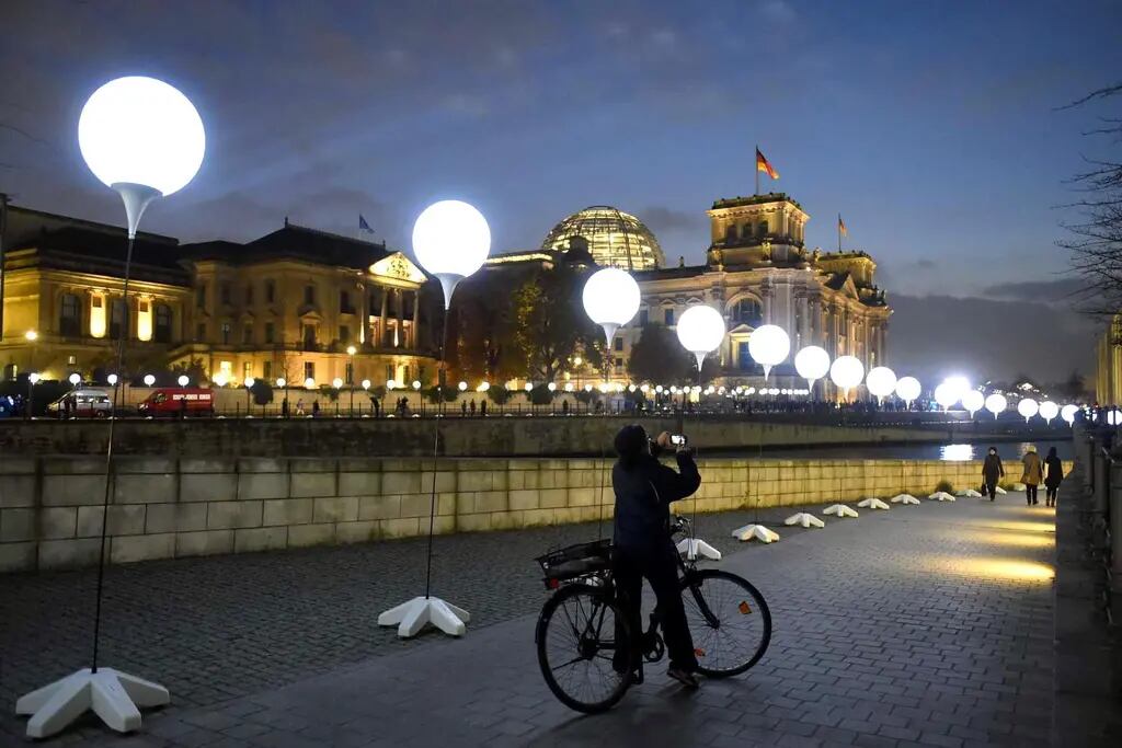 Ocho mil globos se iluminaron anoche en Berlín, para representar la contracara de una frontera que por décadas dividió al mundo.