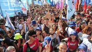 En vivo: comenzó la fiesta por el Día de la Democracia y Alberto Fernández y CFK cerrarán el acto en Plaza de Mayo