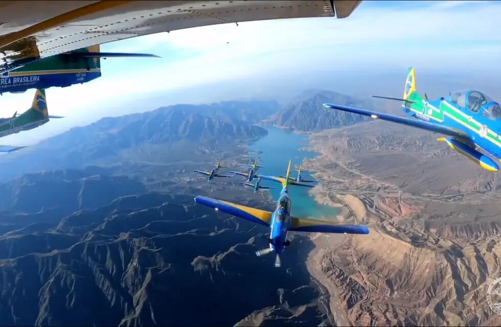 La Escuadrilla Acrobática Fumaça vuela sobre Potrerillos en su camino a la FIDAE