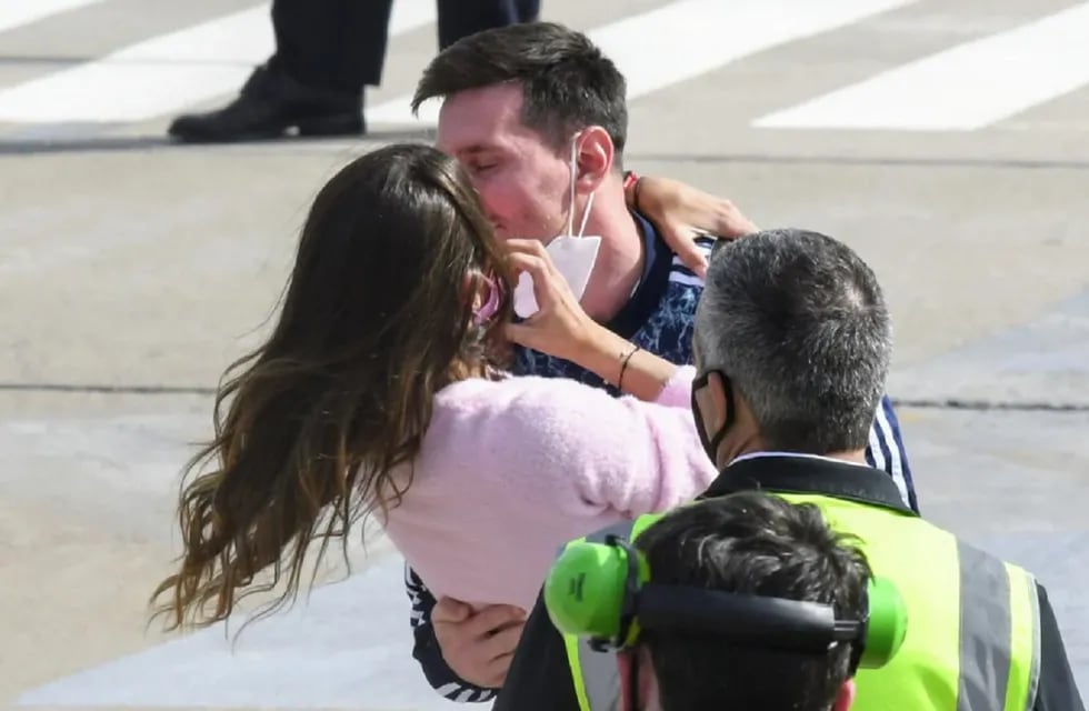El abrazo más esperado: Lionel Messi y Antonela Roccuzzo (Gentileza / Olé)