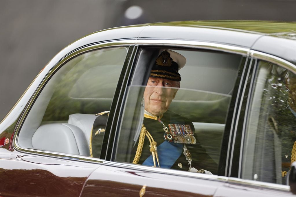 El cortejo fúnebre también fue escoltado por Carlos y los miembros de la familia real. EFE