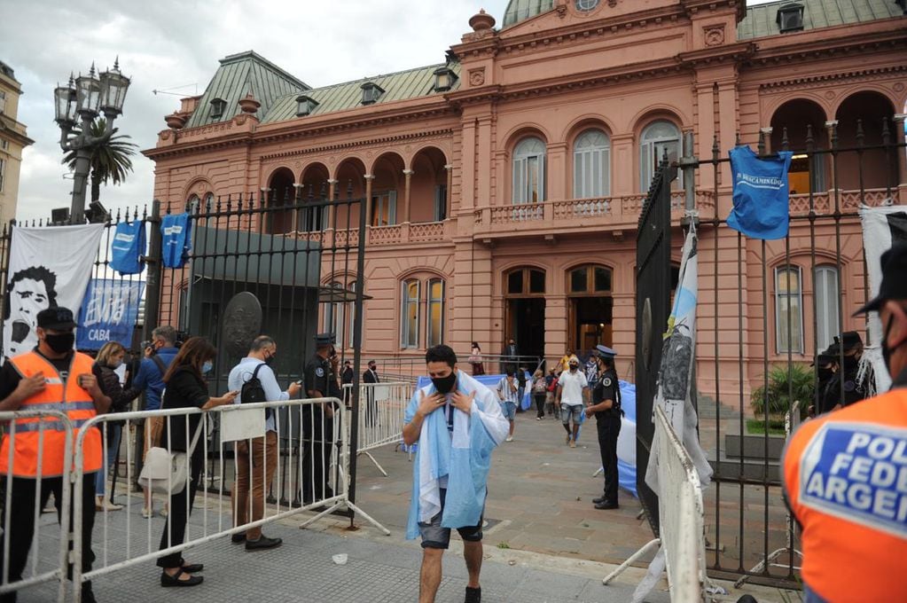 Multitudinaria despedida a Diego Armando Maradona en la Casa Rosada.