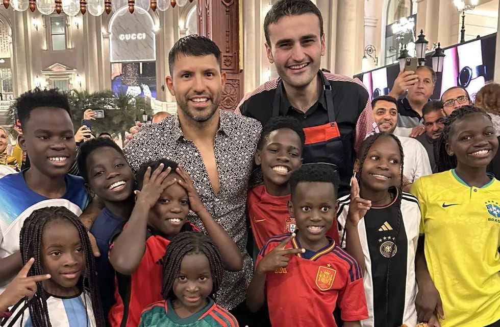 El Kun Agüero junto a los chicos ugandeses en Qatar. / Twitter