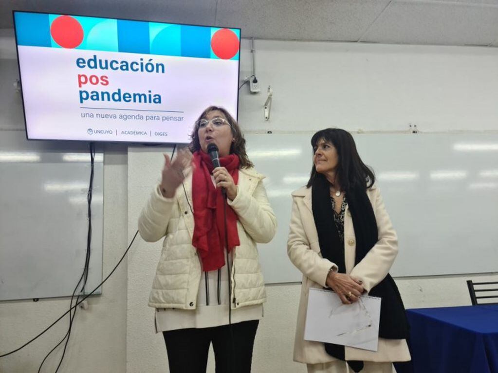 Ana Sisti y María Ana Barrozo durante el 43 Encuentro Nacional de Directivos de Escuelas Preuniversitarias.
