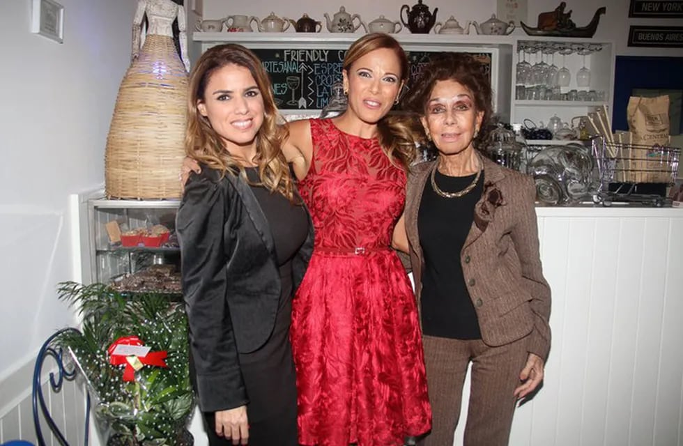 Marina e Iliana junto a su mamá, Coca Calabró.