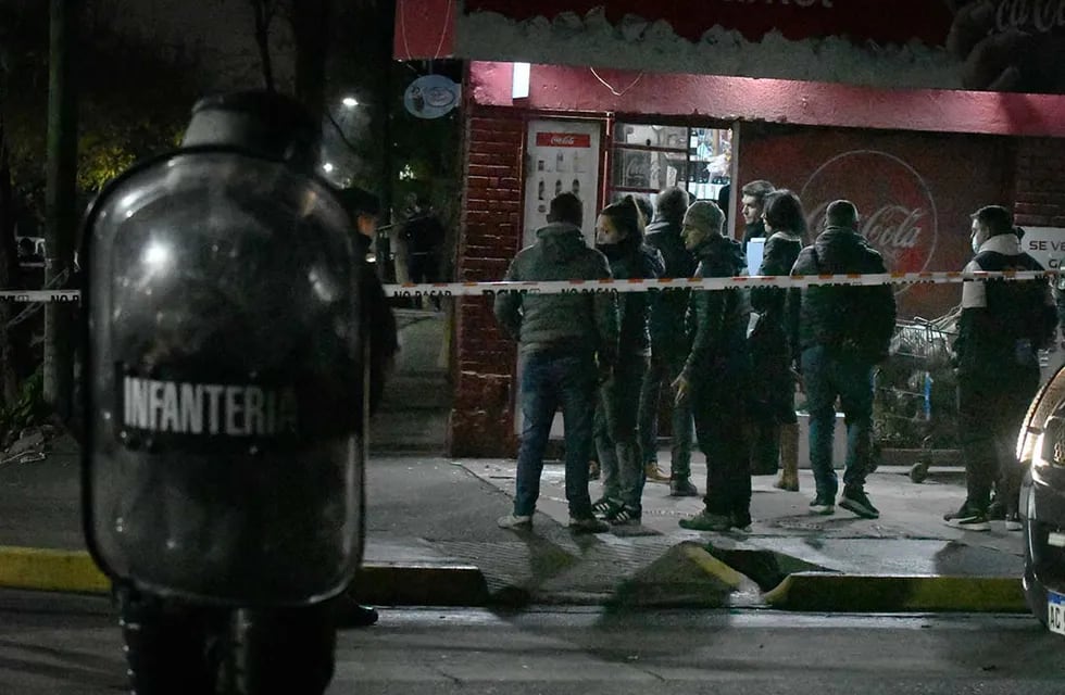 Minimarket ubicado en la esquina de Perú y Vendimiadores de Ciudad donde el comerciante dueño del local mató a una persona en un presunto asalto. 
Foto:José Gutierrez / Los Andes
