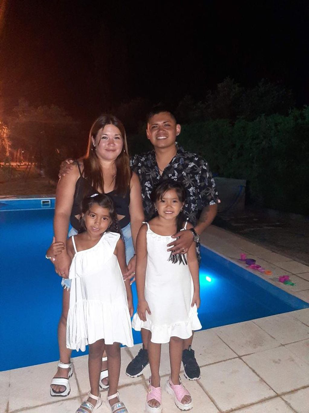 Franco junto a su esposa Carla y sus pequeñas Milena y Zoe.