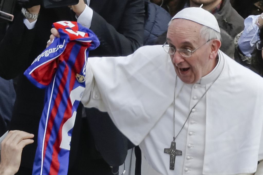 El Papa Francisco sostiene una camiseta de San Lorenzo, el equipo de fútbol de Buenos Aires, que le entregó un fiel al final de la misa de Pascua en la Plaza de San Pedro en el Vaticano, el domingo 31 de marzo de 2013. (AP)