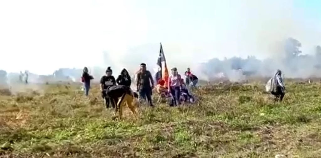 Alrededor de 40 militantes del Polo Obrero intentaron usurpar un campo en Chaco, pero tras esperar varias horas que la Policía los saque, los productores se organizaron y los sacaron a la fuerza.