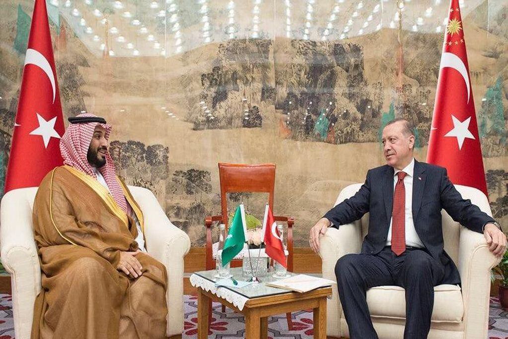 El presidente turco, Recep Tayyip Erdogan y el príncipe heredero de Arabia Saudita, Mohammed bin Salman Al Saud.