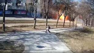 Video: caminaba por una plaza de Kiev, le cayó un misil al lado y salvó su vida de milagro