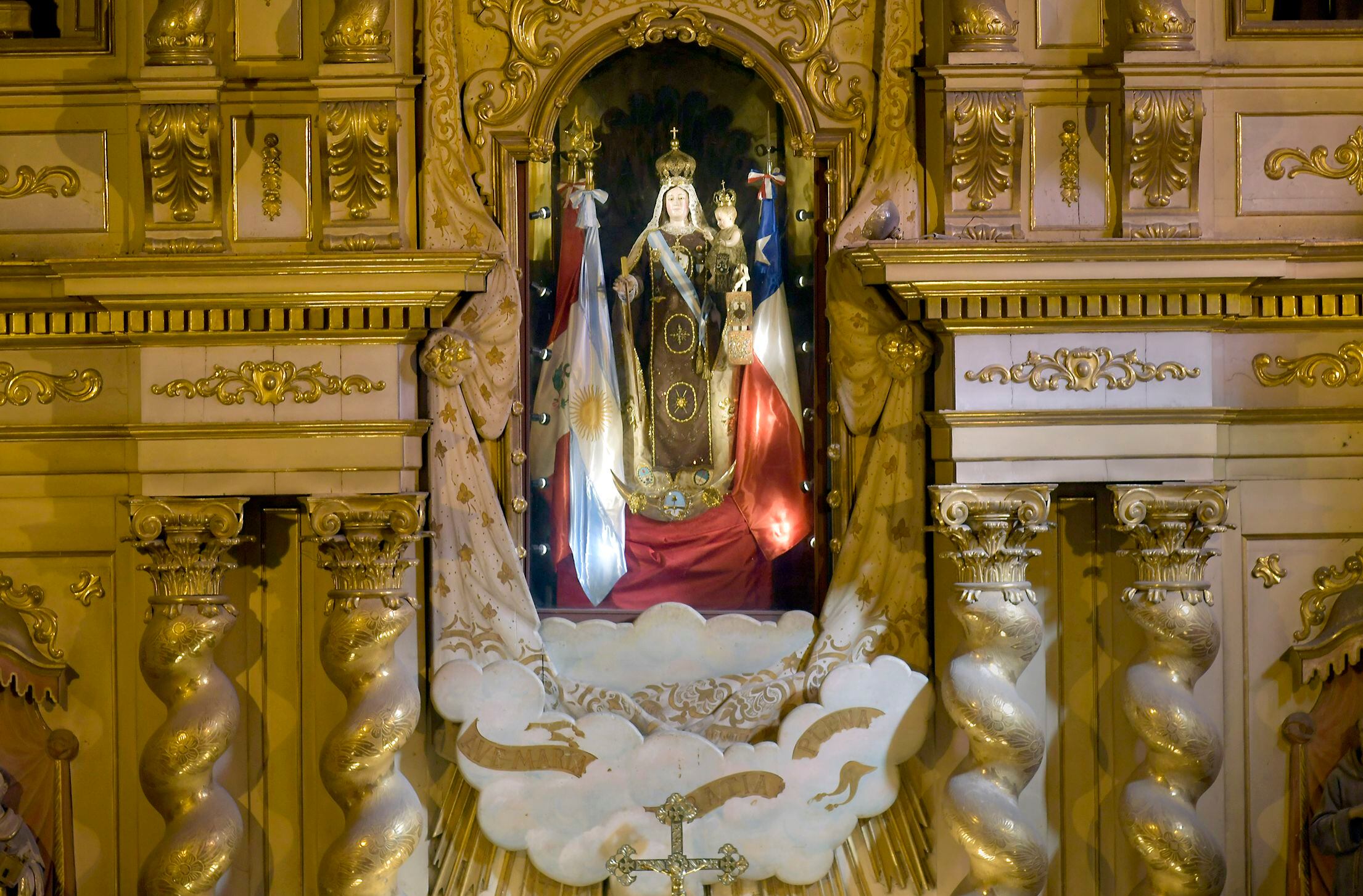  Virgen del Carmen de Cuyo, Patrona y Generala del Ejército de los Andes, y el bastón de mando del General José de San Martín. Foto: Orlando Pelichotti