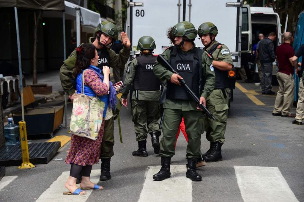 
Foto: AFP | Miembros de Gendarmería Nacional Argentina montan guardia durante las operaciones de seguridad.
   