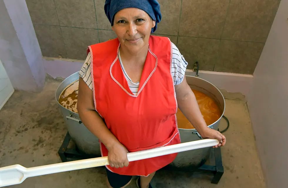 Ana María Pederiva, trabaja en el Comedor comunitario Mis Angelitos de Dios, en el Barrio Estación Espejo o 5000 Lotes, de Las Heras

Foto: Orlando Pelichotti