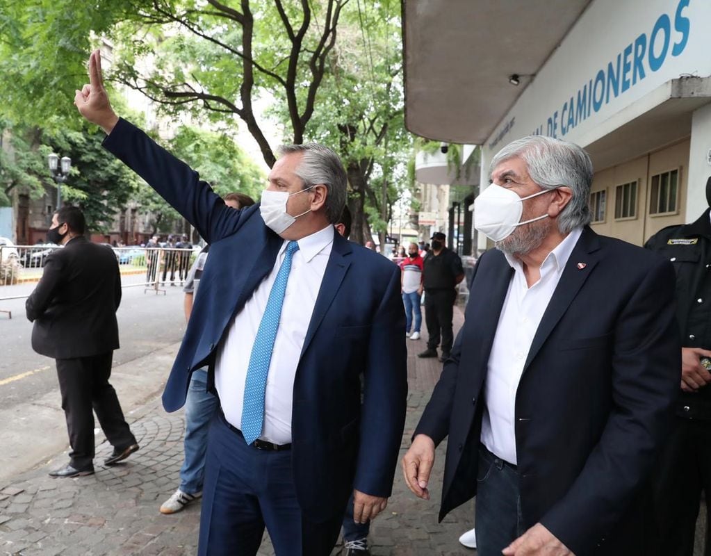 El presidente Alberto Fernández participó de un acto en la sede del gremio de Camioneros, junto a Hugo Moyano. 
