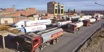 Camiones cisterna de combustible.