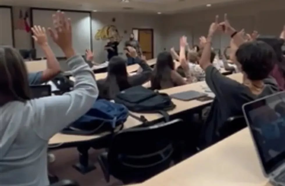 El dramático momento en el que la Policía de EEUU ingresa con armas a un aula llena de alumnos.