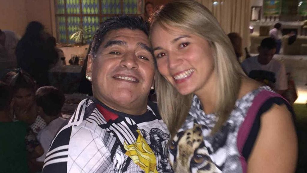Maradona con Rocío Oliva, en la Navidad 2015 (Foto: Cancha Llena).