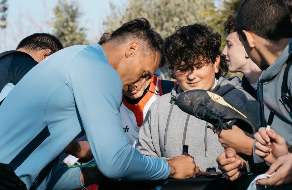 El seleccionado argentino de rugby salió a firmar autógrafos y tuvo un contacto ameno con la gente.