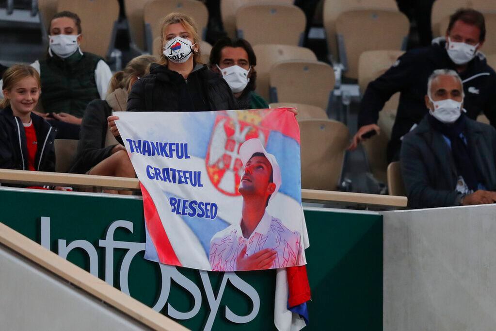 Fans de Djokovic alientan al serbio en la final del Abierto de Francia.