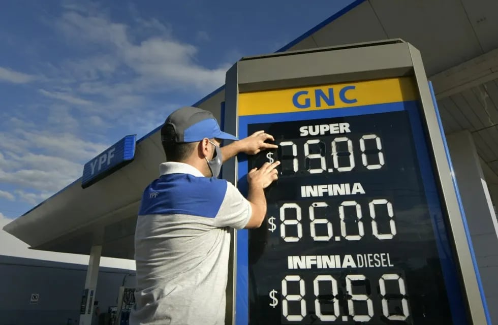 Otra vez YPF aumentó el precio de sus combustibles - Orlando Pelichotti / Los Andes
