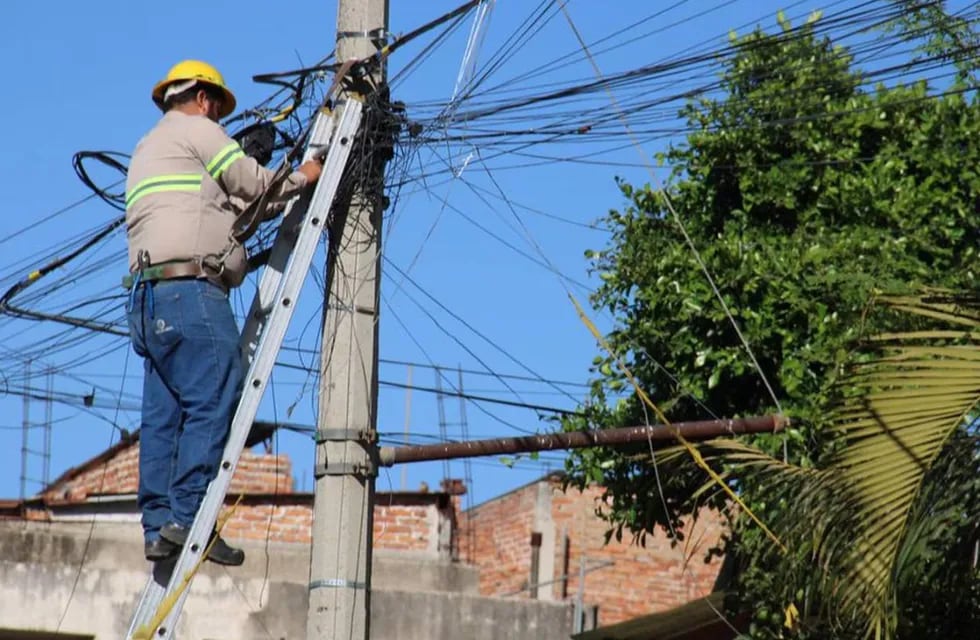 El hombre realizó una maniobra equivocada y tocó el cableado eléctrico “recibiendo una descarga de 23 mil voltios”. Gentileza: Publimetro
