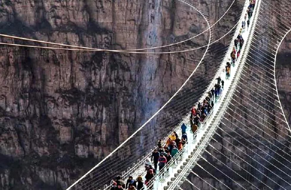 China y el puente de cristal más largo del mundo