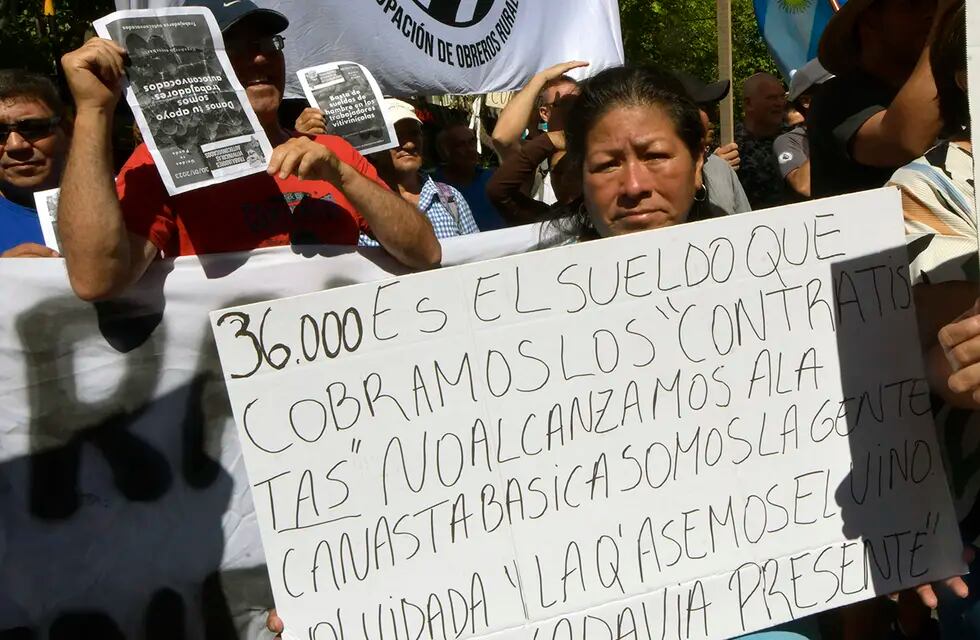 Marcha de los contratistas y trabajadores vitivinícolas autoconvocados en el Kilómetro de Cero de Mendoza. Foto: Orlando Pelichotti