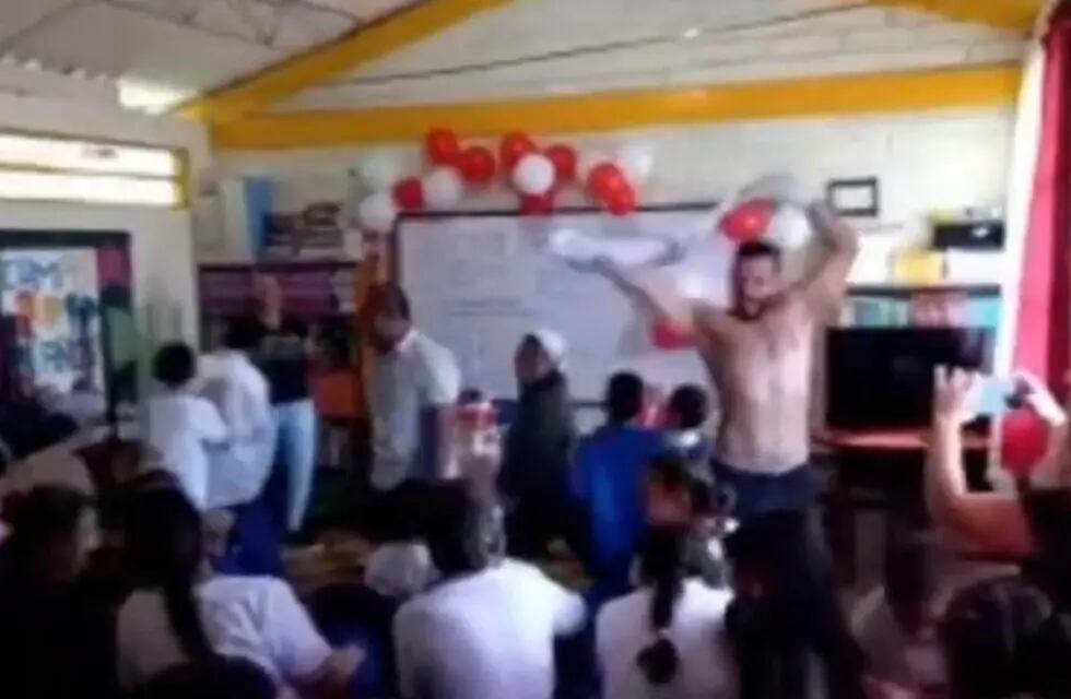 En el video se observa que el hombre realizó movimientos atrevidos, mientras los menores de edad se reían y lo observaban. Gentileza: El País Cali.