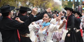 Folclore. Imagen del festejo del año pasado en la plaza departamental de Maipú. Este año se hará un locro solidario en el Paseo Canota.  Los Andes
