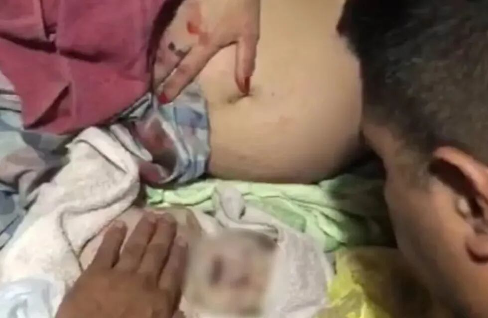 Policía de la Ciudad reanimaron esta madrugada a un bebé recién nacido que no tenía signos vitales. Gentileza: La Nación.