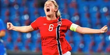 La rubia defensora del país nórdico le convirtió un "exquisito" gol de tiro libre a Alemania en el Mundial de Fútbol Femenino en Canadá.