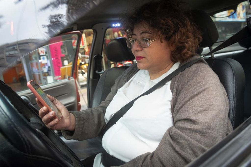 
En Mendoza hay 17 mujeres registradas que conducen taxis. | Ignacio Blanco / Los Andes
   