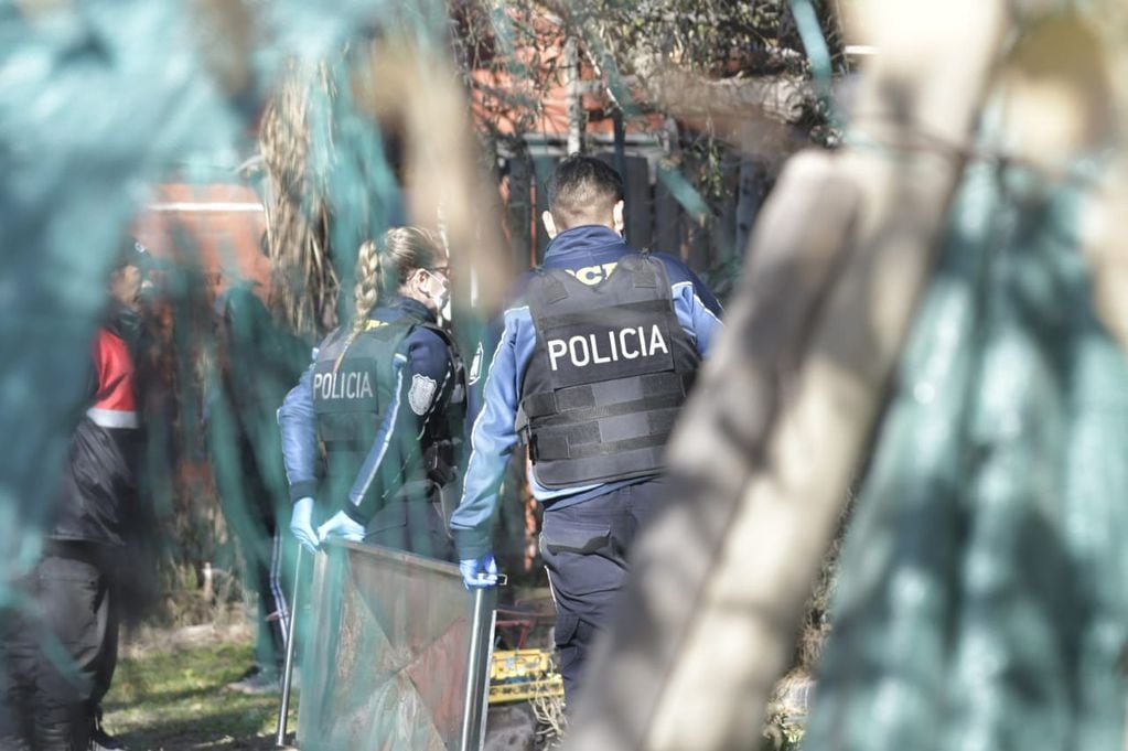 Bomberosy Policías lograron sacar a la víctima pero el hombre ya había fallecido. / Orlando Pelichotti - Los Andes
