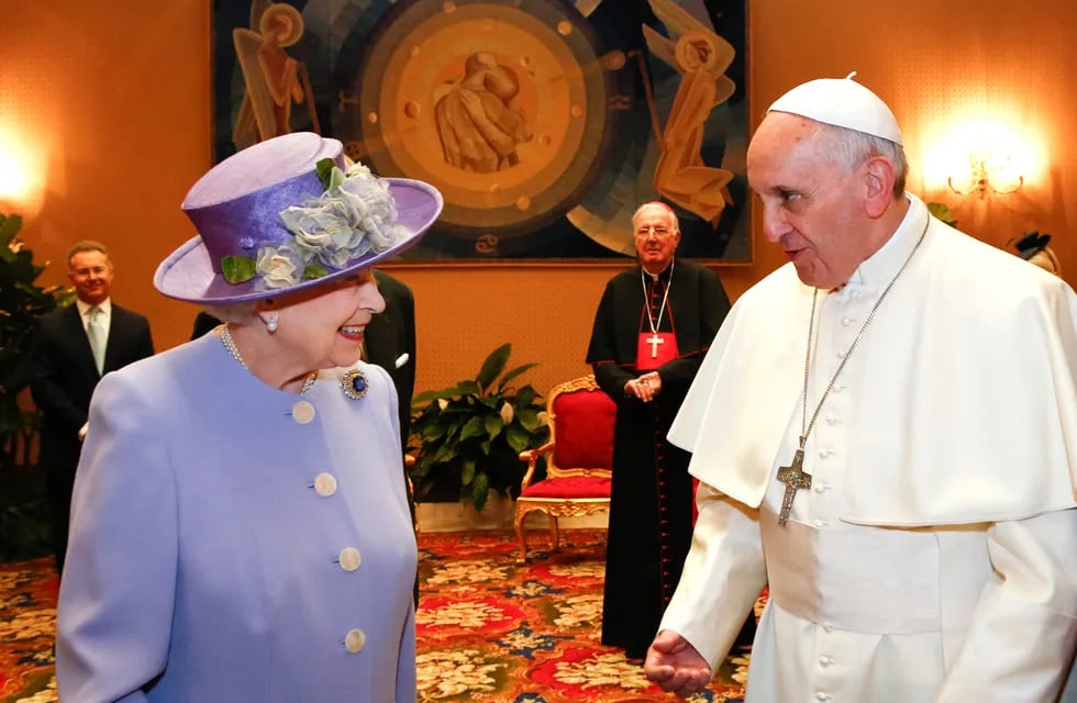 Archivo. El papa Francisco recibió a la reina Isabel II en el Vaticano el 3 de abril de 2014. (AP / Stefano Rellandini)