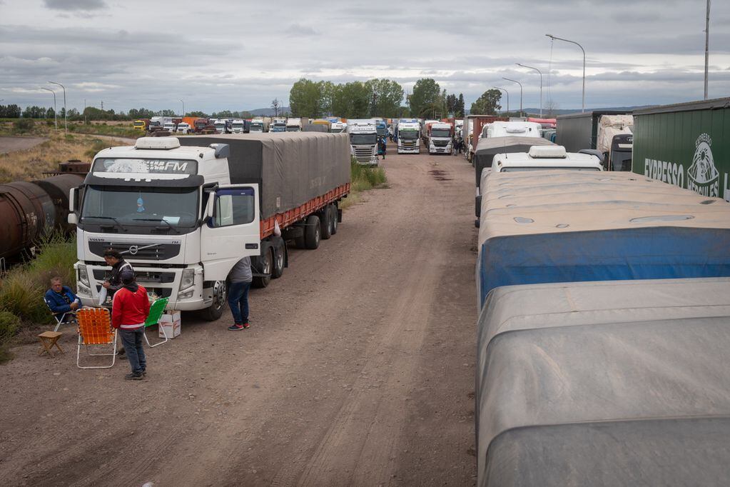 Camioneros varados que quieren cruzar a Chile denuncian malos tratos y ya se acumulan más de 3000 vehículos. Foto: Ignacio Blanco / Los Andes