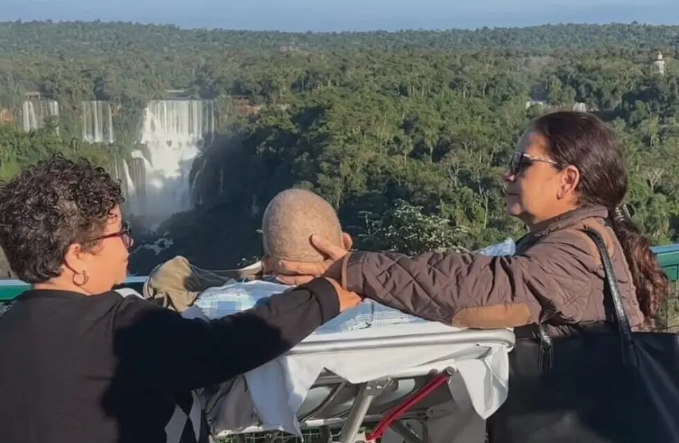 Un paciente oncológico deseaba conocer las Cataratas del Iguazú y los médicos que lo atendieron le cumplieron el sueño. Gentileza.