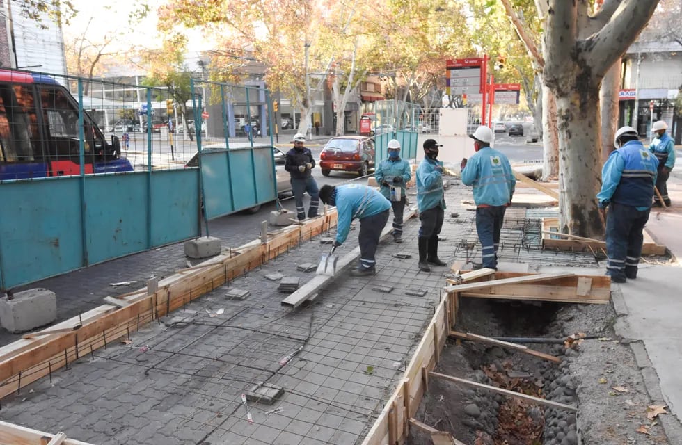 Comienza la construcción de la cliclovia sobre Av. San Martin de Capital.
Mariana Villa / Los Andes