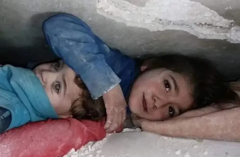Miriam protegió a su hermano durante 36 horas hasta que fueron rescatados después del terremoto en Siria (Foto vía twitter: @ayhamalghzaly)