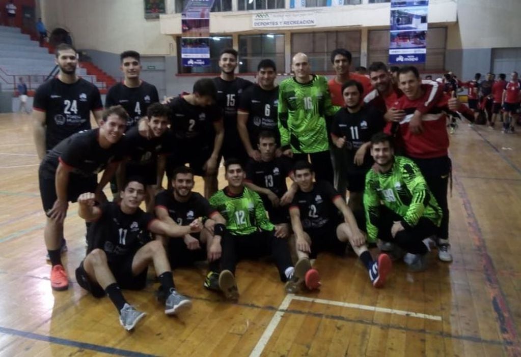 
    Maipú doblegó a Regatas / Cortesía Das Handball
   