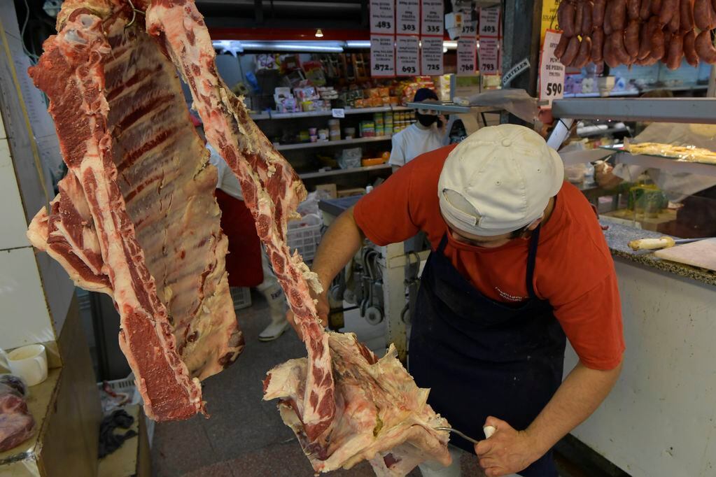 Comprar carne para un asado, cada vez más caro en Argentina. / Foto: Orlando Pelichotti -  Los Andes