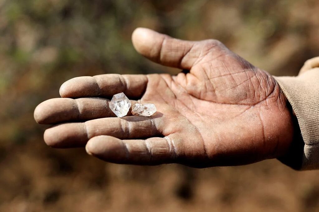 Los lugareños encontraron estos cristales no identificados la semana pasada en la aldea sudafricana de Kwa Hlathi.