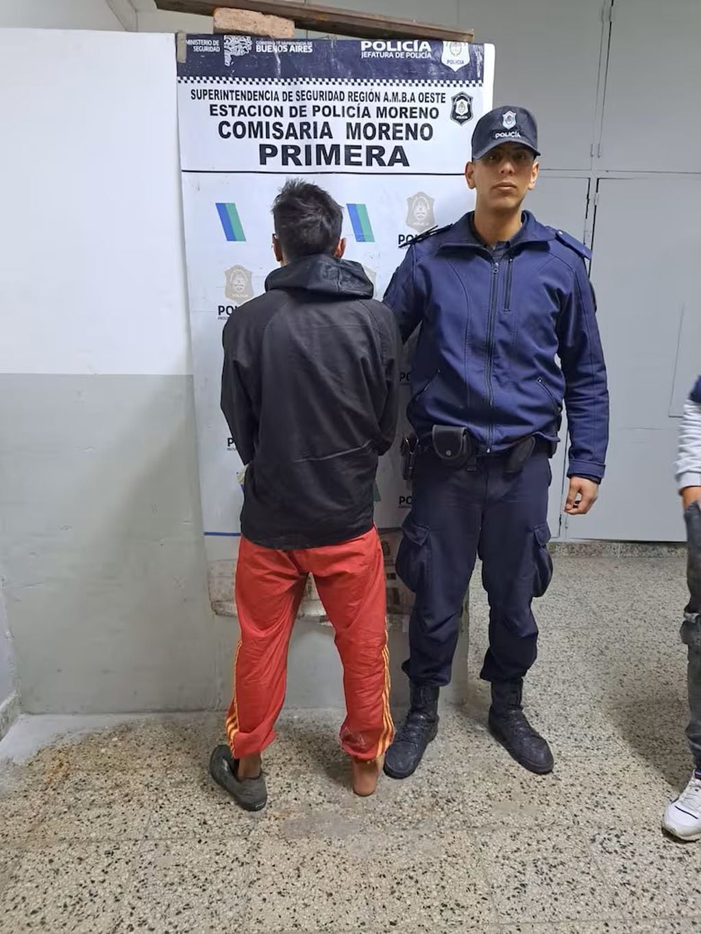 Un joven de 19 años fue detenido con varias prendas de ropa. Foto: Policía bonaerense.
