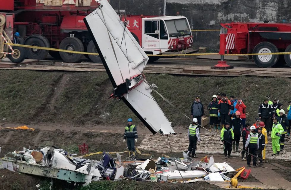 Revelan la llamada de emergencia que hizo el piloto del avión de Taiwán antes de estrellarse