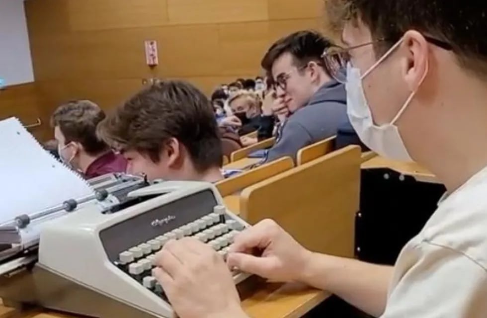 Un profesor prohibió las computadoras en su clase y un estudiante se vengó llevando una máquina de escribir.