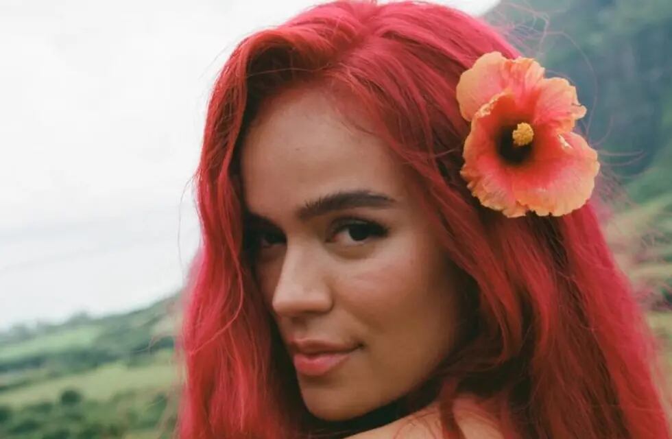 La cantante colombiana posó bajó el sol luciendo una microbikini roja.
